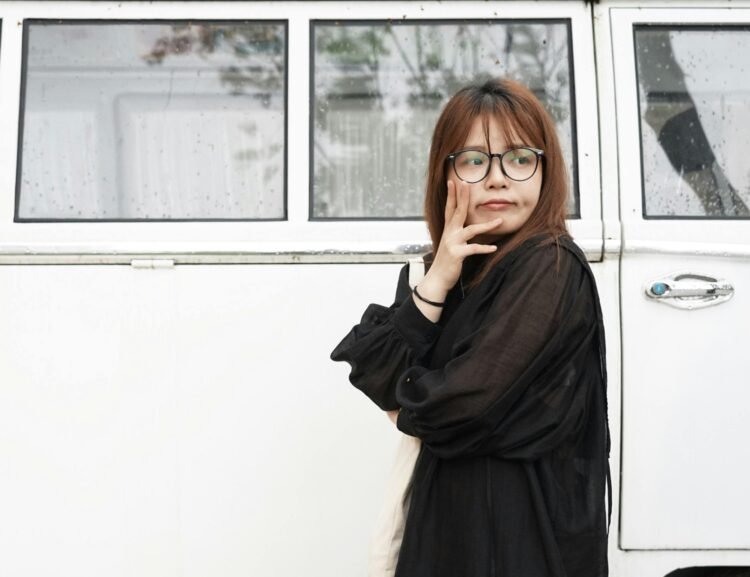 une femme qui réfléchit devant son van