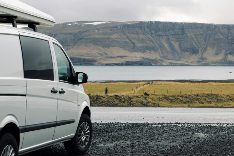 un van aménagé sur un spot nature au bord d'un lac