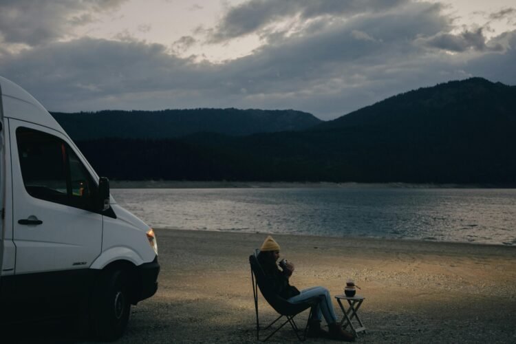 un homme sur un spot avec son van